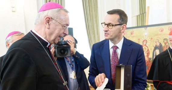 "Polska dzięki Kościołowi daje dziś Europie wielki dar solidarności" - powiedział na sesji otwierającej zgromadzenie plenarne Rady Konferencji Episkopatów Europy (CCEE) premier Mateusz Morawiecki. Spotkaniu w Poznaniu towarzyszy hasło: "Solidarny duch Europy".