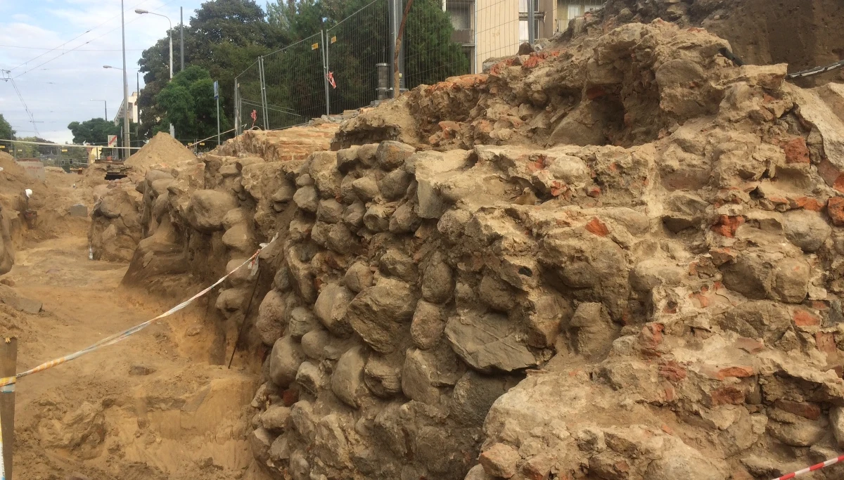 Zaczęło się jak zawsze w takich przypadkach - od prac remontowych na ulicy. Miała być wymiana podziemnych instalacji, budowa nowego torowiska i zupełnie nowa nawierzchnia. Nikt nie spodziewał się, że pod ulicą Sikorskiego tuż przy gorzowskim urzędzie miasta, kryje się prawdziwa niespodzianka. Budowniczowie natrafili podczas wykopów na pozostałości tzw. Bramy Santockiej. Budowla była elementem murów obronnych miasta. Witała wszystkich tych, którzy do Gorzowa wjeżdżali od wschodu.