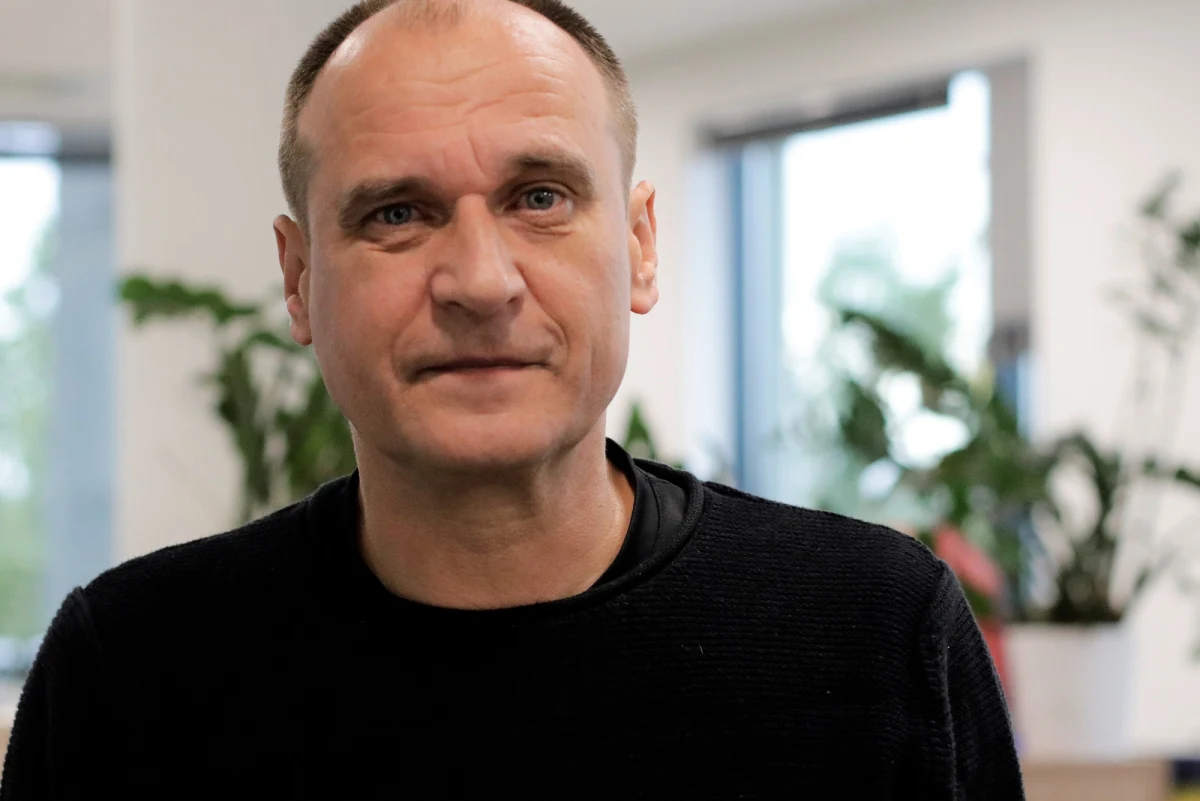 „Uważam, że pierwszą prezes Sądu Najwyższego jest Małgorzata Gersdorf, bo tak wynika z konstytucji” - powiedział w Porannej rozmowie w RMF FM Paweł Kukiz, lider ruchu Kukiz’15. Dodał jednak, że „konstytucja jest do niczego”. „Mogę nie lubić pani Gersdorf. Uważam zresztą, że sądy w dawnym kształcie to był dramat, to była tragedia dla obywateli, poza żadną kontrolą, szczególna kasta - jak się sami oceniali. Dyktowali prawo, jak im się żywnie podobało, więc to jest do rozwałki natychmiastowej, nie ma co do tego wątpliwości” - stwierdził gość Roberta Mazurka.