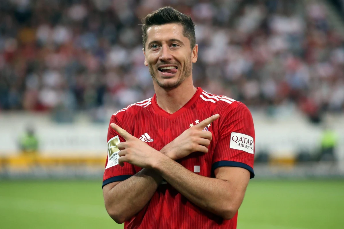 ​Piłkarz Bayernu Monachium Robert Lewandowski najprawdopodobniej rozegra w sobotę 200. mecz w barwach bawarskiego zespołu licząc wszystkie rozgrywki. Broniąca tytułu drużyna podejmie Bayer Leverkusen w trzeciej kolejce niemieckiej ekstraklasy.
