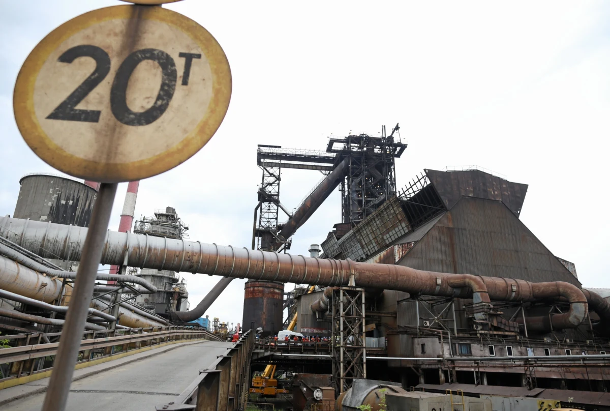 O prawie 35 ton pyłu rocznie zmniejszona zostałaby emisja krakowskiej huty, gdyby ta dostosowała stalownię konwertorową, najbardziej problematyczną część zakładu do wymogów Unii Europejskiej. Tak się jednak nie stanie. Departament Środowiska Urzędu Marszałkowskiego wydał zgodę na odstępstwo od konkluzji BAT, czyli unijnych przepisów, na 4 lata.