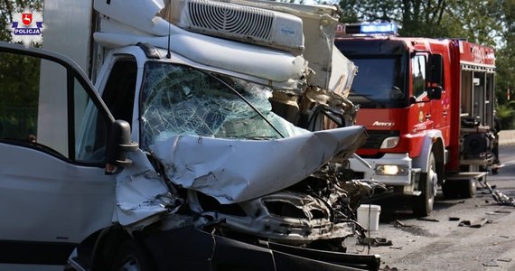 8 osób pozostaje w szpitalach po czwartkowym wypadku w Garbowie na Lubelszczyźnie. Samochód dostawczy zjechał tam na przeciwległy pas i uderzył w busa. Jedna osoba zginęła, a 16 zostało rannych. Prokuratura wszczęła śledztwo ws. nieumyślnego sprowadzenia katastrofy w ruchu lądowym.