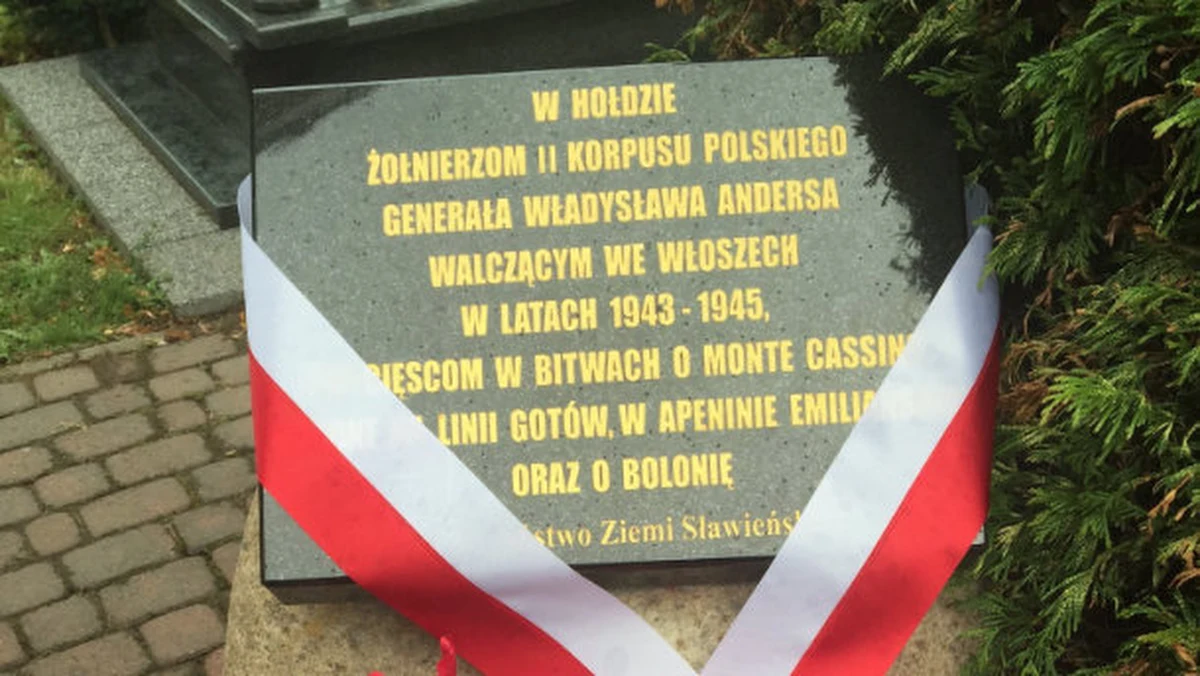 Kuriozalna historia w zachodniopomorskim Sławnie. Przy udziale senator PiS Anny Marii Anders odsłonięto tam tablicę pamiątkową "w hołdzie żołnierzom II Korpusu Polskiego generała Władysława Andersa", którzy w latach 1943-45 walczyli we Włoszech. Kłopot w tym, że tablicę "ozdobiły"… dwa błędy ortograficzne. Senator Anders zdaje się sprawę bagatelizować. "Ważne, że tablica jest i że pamiętają" - napisała na Twitterze.
