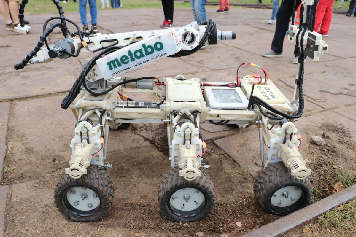 W starachowickim Muzeum Przyrody i Techniki rozpoczęła się czwarta edycja European Rover Challenge, największych na świecie zawodów łazików marsjańskich. O palmę pierwszeństwa rywalizują aż 44 zespoły z 20 krajów na sześciu kontynentach. 