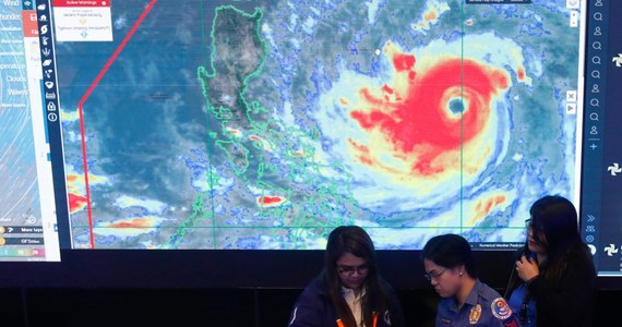 Na Filipinach trwa ewakuacja tysięcy osób z terenów najbardziej zagrożonych supertajfunem Mangkhut. Potężny żywioł ma uderzyć w największą wyspę kraju - Luzon - w sobotę nad ranem czasu lokalnego. "Mangkhut jest większy, silniejszy i bardziej niebezpieczny niż huragan Florence" - powiedział w wywiadzie dla CNN meteorolog Brandon Miller.