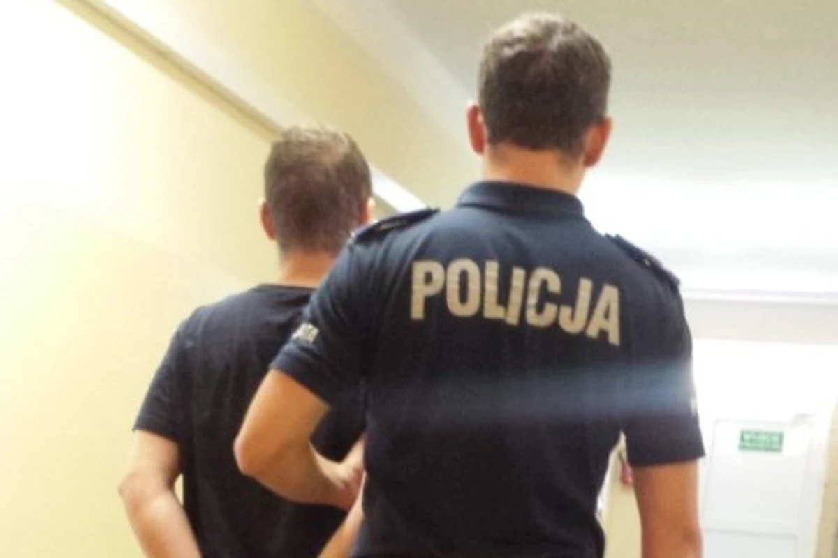 ​Kolejny policjant został pobity w Warszawie. W Ursusie interweniował w autobusie w obronie 74-letniego pasażera zaczepianego przez dwóch młodych mężczyzn. 23 i 27-latek zaczęli bić i kopać funkcjonariusza. Napastników udało się zatrzymać.