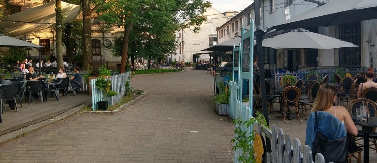 Tereny przy ulicy Dolnych Młynów 10 w Krakowie, to jedno z najpopularniejszych miejsc na rozrywkowej mapie Krakowa. Kilka lat temu budynki dawnej fabryki tytoniu, zaadaptowano dla przestrzeni usługowej. Dzisiaj znajduje się tam kilkadziesiąt barów, restauracji, dyskotek i pubów. Jest też szkoła językowa, taneczna, czy galeria sztuki. Okazało się, że gleba na miejscu jest skażona, a  właściciel chce jak najszybciej pozbyć się restauratorów.