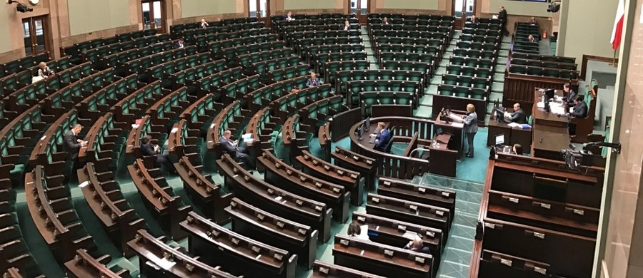 Gdyby wybory parlamentarne odbywały się we wrześniu PiS (wraz z Solidarną Polską i Porozumieniem) uzyskałoby 43 proc. poparcia osób deklarujących udział w głosowaniu; na PO zagłosowałoby 18 proc., na ruch Kukiz'15 - 7 proc.; do Sejmu weszłyby tylko trzy ugrupowania - wynika z sondażu CBOS.