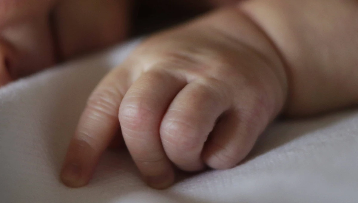 ​W Niżnym Nowogrodzie do szpitala trafiło dziecko ze złamanym karkiem. Malucha nie udało się uratować. Rodzice czteromiesięcznego chłopca mówią, że dziecko przed śmiercią było leczone przez "ludową masażystkę".