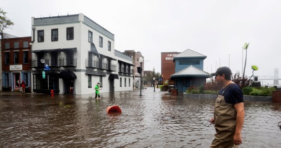 Huragan Florence uderzył wczoraj na południu leżącego na wschodnim wybrzeżu USA stanu Karolina Północna - podało amerykańskie Krajowe Centrum ds. Huraganów (NHC). Wiatr wieje z prędkością 130 km/h. Według władz stanu żywioł może zniszczyć nawet całe miejscowości. Są już pierwsze ofiary kataklizmu. Woda wdarła się w ląd głębiej niż przypuszczano. Co więcej, wiele osób nie wzięło udziału w ewakuacji. Cztery osoby zginęły. Wśród nich matka i niemowlę, na których runęło drzewo.