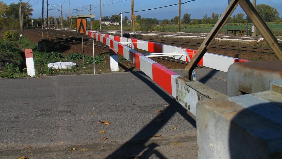 Tragiczny wypadek na przejeździe kolejowym w Sanoku Dąbrówce na Podkarpaciu. Pociąg potrącił tam pieszego. Tę informację otrzymaliśmy na Gorącą Linię RMF FM.
