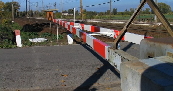 Tragiczny wypadek na przejeździe kolejowym w Sanoku Dąbrówce na Podkarpaciu. Pociąg potrącił tam pieszego. Tę informację otrzymaliśmy na Gorącą Linię RMF FM.
