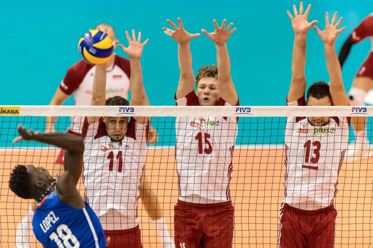 Przed polskimi siatkarzami kolejny mecz mistrzostw świata. Tym razem w pałacu kultury i sportu w Warnie biało-czerwoni zmierzą się z Finlandią. O nadchodzących wezwaniach a także o stresie na najważniejszym turnieju w życiu i pracy z Vitalem Heynenem z Jakubem Kochanowskim rozmawiał nasz specjalny wysłannik na siatkarski mundial - Wojciech Marczyk. 