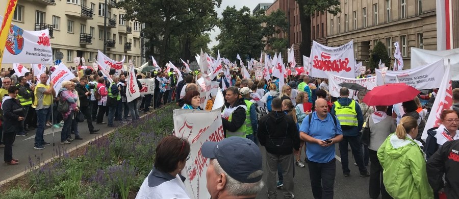 Kilka minut trwało spotkanie delegacji nauczycielskiej "Solidarności" z minister edukacji narodowej Anną Zalewską. Setki związkowców protestowały w sobotę przed gmachem resortu w Warszawie. Demonstrujący przynieśli szefowej MEN czerwoną kartkę. Protestujący domagają się m.in. podwyżek płac.