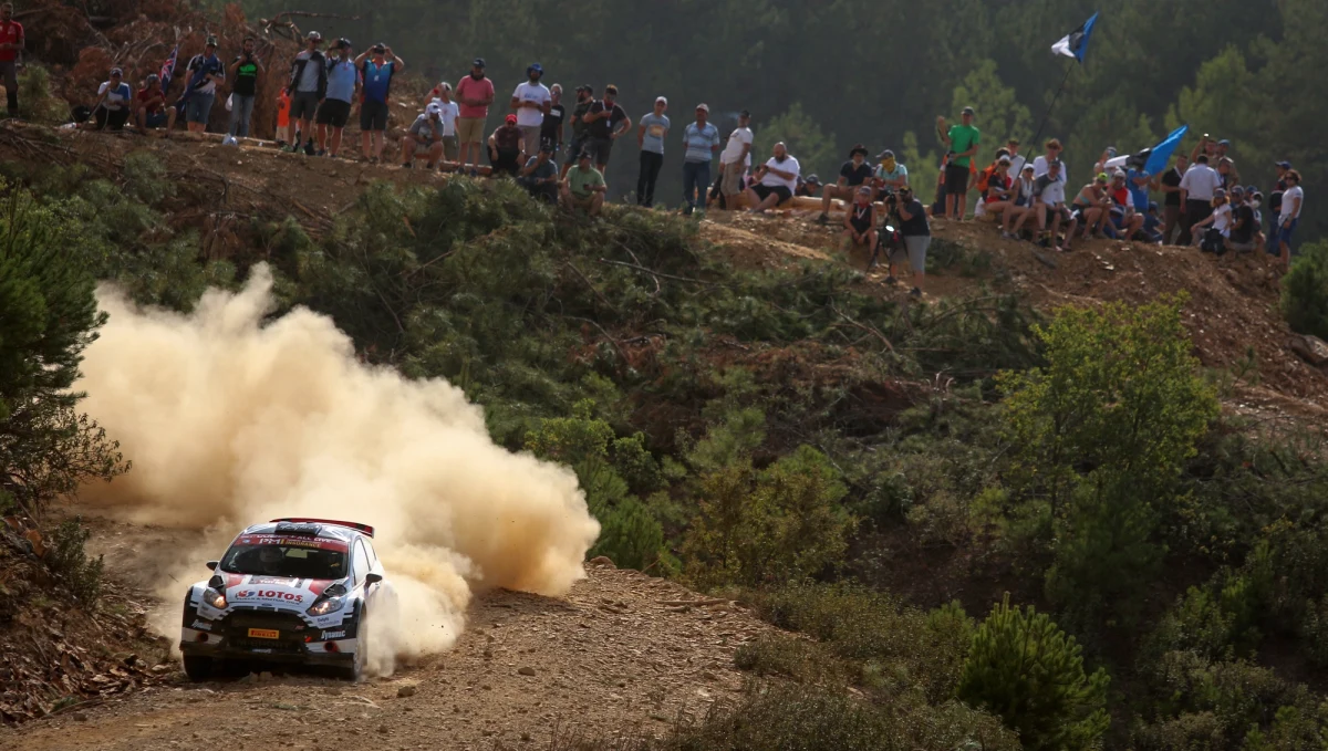 W świetnym stylu rozpoczęli Kajetan Kajetanowicz i Maciej Szczepaniak sobotni etap Rajdu Turcji! Załoga LOTOS Rally Team wygrała wszystkie odcinki specjalne pierwszej pętli i zbliżyła się do pierwszej trójki kategorii WRC2. Po dziesięciu oesach jadący doskonałym tempem polski duet tracił do podium już tylko cztery sekundy!