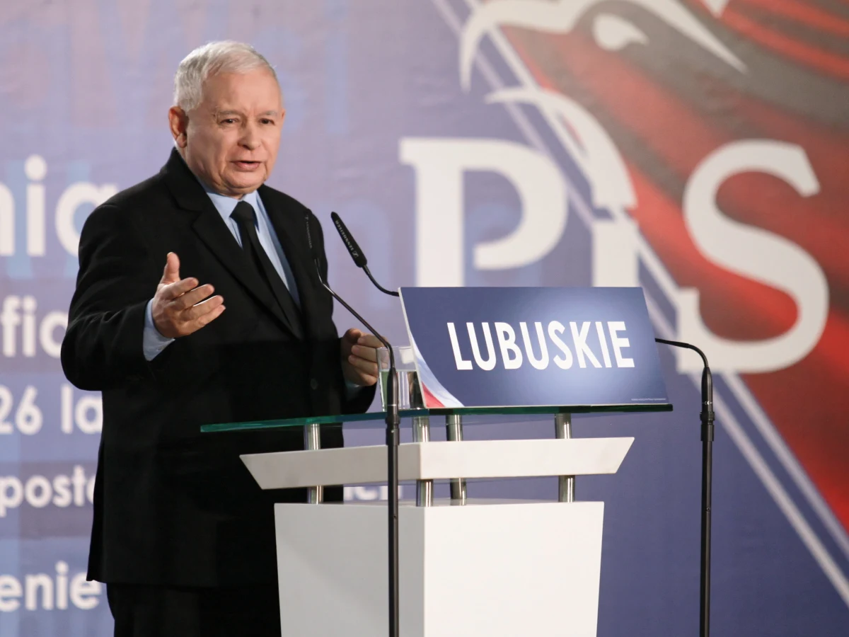 "Wartością, którą Polacy szczególnie sobie cenią, jest wolność" - mówił Jarosław Kaczyński podczas konwencji regionalnej Prawa i Sprawiedliwości w Zielonej Górze. Jak stwierdził, ta potrzeba wolności jest "zupełnie zrozumiała", bo "żyliśmy przecież przez dziesięciolecia w systemie, który (…) zakazywał normalnego życia społecznego". Równocześnie prezes PiS zaznaczył, że nie jest to "skłonność do anarchii". W swoim wystąpieniu Kaczyński przekonywał również, że "głos oddany na Prawo i Sprawiedliwość jest głosem oddanym racjonalnie" i że warto głosować na PiS także dlatego, że "my nie jesteśmy demokratami liberalnymi, ale nie jesteśmy też demokratami nieliberalnymi". "My jesteśmy po prostu demokratami" - stwierdził.