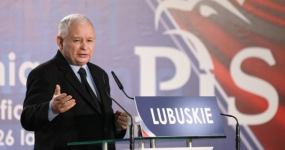 "Wartością, którą Polacy szczególnie sobie cenią, jest wolność" - mówił Jarosław Kaczyński podczas konwencji regionalnej Prawa i Sprawiedliwości w Zielonej Górze. Jak stwierdził, ta potrzeba wolności jest "zupełnie zrozumiała", bo "żyliśmy przecież przez dziesięciolecia w systemie, który (…) zakazywał normalnego życia społecznego". Równocześnie prezes PiS zaznaczył, że nie jest to "skłonność do anarchii". W swoim wystąpieniu Kaczyński przekonywał również, że "głos oddany na Prawo i Sprawiedliwość jest głosem oddanym racjonalnie" i że warto głosować na PiS także dlatego, że "my nie jesteśmy demokratami liberalnymi, ale nie jesteśmy też demokratami nieliberalnymi". "My jesteśmy po prostu demokratami" - stwierdził.