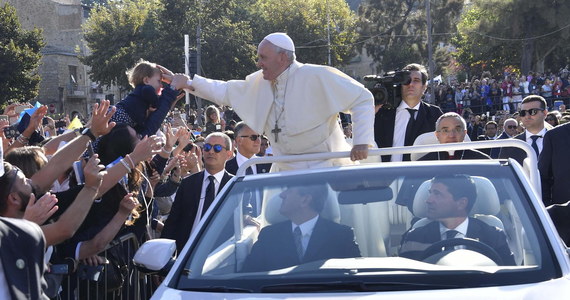 "Nawróćcie się" - apelował papież Franciszek do mafiosów podczas mszy w Palermo na Sycylii, odprawionej w 25. rocznicę śmierci błogosławionego księdza Pino Puglisiego, zabitego przez cosa nostra. Został on beatyfikowany jako męczennik pięć lat temu. 