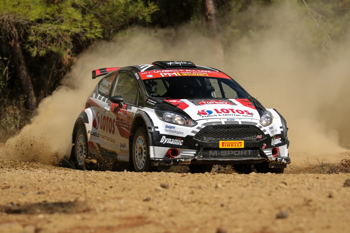 Kajetan Kajetanowicz i Maciej Szczepaniak wygrali dziś 4 odcinki specjalne i wrócili na podium w kategorii WRC2, jednocześnie wskakując do pierwszej dziesiątki klasyfikacji generalnej. Niestety, przed metą 12. z 13 prób w ich samochodzie ponownie awarii uległo wspomaganie układu kierowniczego. Polacy mimo świetnego tempa znów musieli pogodzić się ze stratą cennego czasu, spadając na 4. miejsce. 