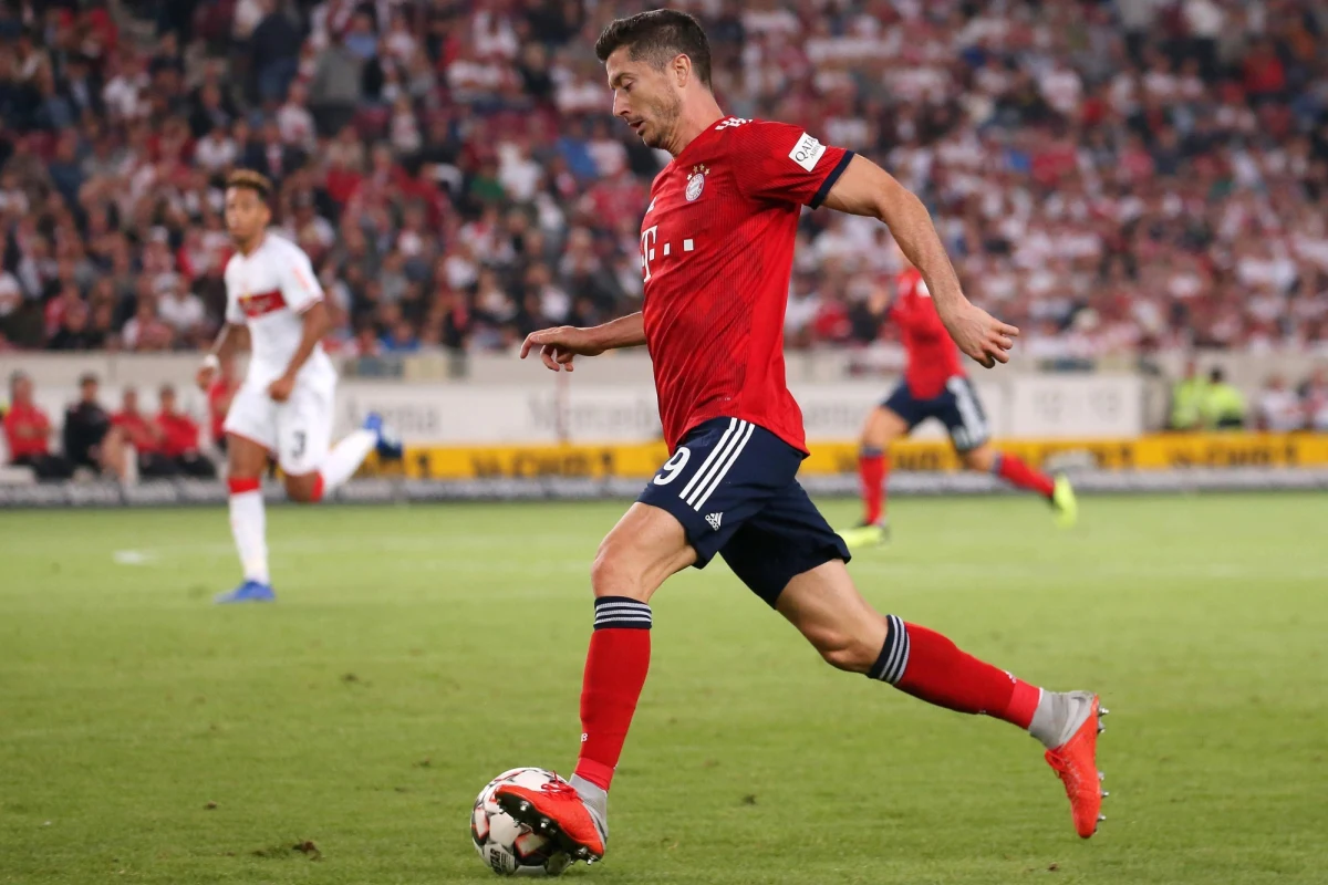 ​Robert Lewandowski nie zdobył bramki, ale mógł cieszyć się ze zwycięstwa w swoim 200. występie w barwach Bayernu Monachium. W sobotę klub broniący tytułu piłkarskiego mistrza Niemiec wygrał przed własną publicznością z Bayerem Leverkusen 3:1.