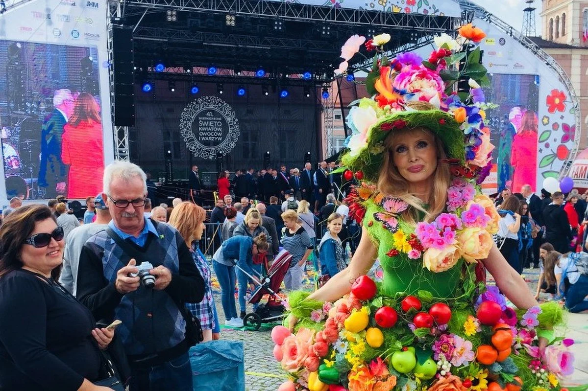 W Skierniewicach w Łódzkiem w sobotę rozpoczęło się dwudniowe Święto Kwiatów, Owoców i Warzyw. Znakiem firmowym święta są liczne stragany z jędrnymi warzywami, bajecznie kolorowymi kwiatami i soczystymi owocami na ulicach.
 
