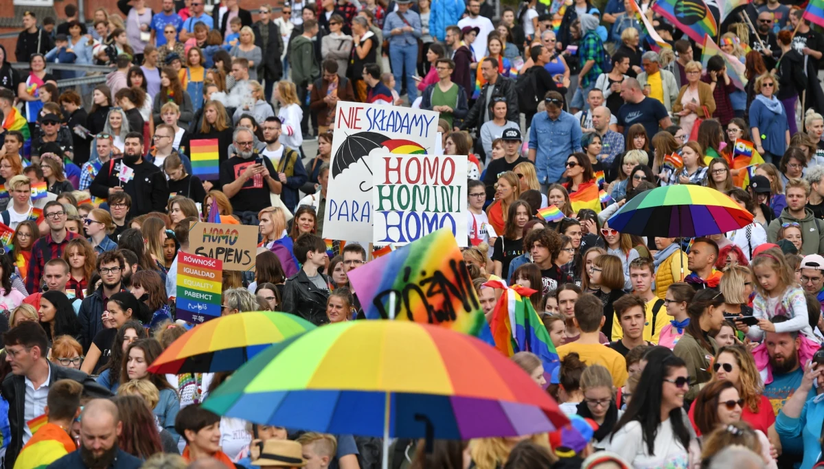 ​Około tysiąca osób przeszło ulicami Szczecina w 1. Szczecińskim Marszu Równości. Grupa kilkudziesięciu osób próbowała zakłócić jego przebieg. Kilkanaście osób policjanci doprowadzili na komisariaty.