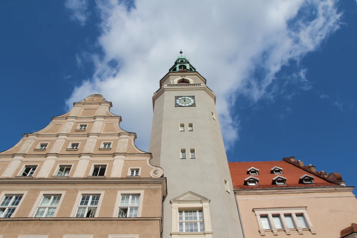 Olsztyński ratusz to jeden z najbardziej charakterystycznych budynków w mieście. Nie każdy jednak wie, że skrywa on wiele tajemnic. W cyklu Twoje Niesamowite Miejsce w Faktach RMF FM odwiedziliśmy m.in. znajdujący się tam schron i dawny areszt. Ciekawostek szukaliśmy też na wieży.
