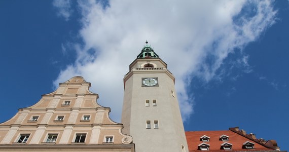 Olsztyński ratusz to jeden z najbardziej charakterystycznych budynków w mieście. Nie każdy jednak wie, że skrywa on wiele tajemnic. W cyklu Twoje Niesamowite Miejsce w Faktach RMF FM odwiedziliśmy m.in. znajdujący się tam schron i dawny areszt. Ciekawostek szukaliśmy też na wieży.