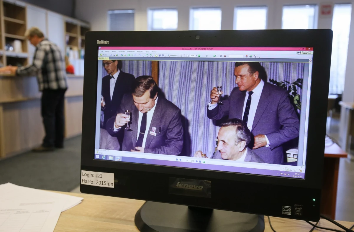 "Tzw. szeroka publiczność nie miała żadnej wiedzy o rozmowach prowadzonych w Magdalence - m.in. z tego powodu pojawiły się późniejsze twierdzenia nt. zawartego tam tajnego porozumienia między ‘Solidarnością’ a komunistami. Powstała czarna legenda Magdalenki jako układu, do którego szczegółów nie miała dostępu opinia publiczna. To do pewnego stopnia prawda, ponieważ nie ma stenogramów nieoficjalnych rozmów" - mówi Polskiej Agencji Prasowej prof. Antoni Dudek, historyk z Uniwersytetu Kardynała Stefana Wyszyńskiego w Warszawie. Dokładnie 30 lat temu, 16 września 1988 roku, rozpoczęły się rozmowy między władzami PRL a częścią opozycji solidarnościowej. Jak zauważa prof. Dudek, z negocjacji w Magdalence "zachowało się około pięciu godzin nagrań filmowych, głównie z przerw w obradach oraz luźnych rozmów podczas zakrapianych alkoholem posiłków, co stworzyło fałszywy obraz Magdalenki jako miejsca, w którym głównie biesiadowano".