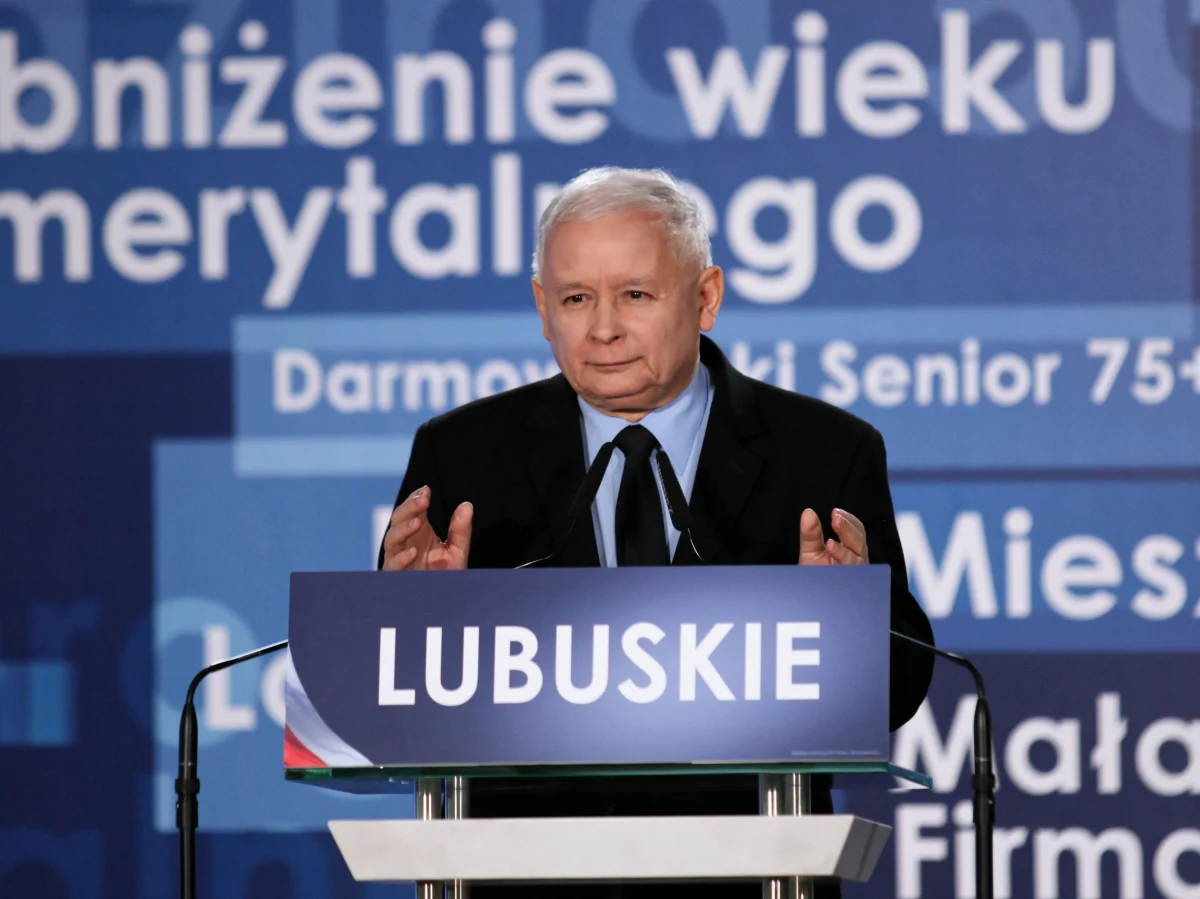 O Polsce leżącej między "dwiema potęgami" i historii, która "biegnie dalej - i nikt nie wie, w jakim kierunku", mówił podczas konwencji regionalnej Prawa i Sprawiedliwości w Szczecinie Jarosław Kaczyński. "Jest jedna odpowiedź na tę sytuację (...): silne Pomorze Zachodnie" - zaznaczył. Podkreślił, że "nasza współpraca z niemieckim sojusznikiem jest potrzebna, także na tej ziemi, ale rozwój musi być polski, (...) zintegrowany z polską historią". Prezes PiS wspomniał o powiedzeniu mówiącym, że historię piszą zwycięzcy, po czym zaznaczył: "My jesteśmy zwycięzcami, my musimy napisać historię". Na koniec zaś prosił, by wspominać jego brata, prezydenta Lecha Kaczyńskiego. "Bez niego by nas tutaj nie było" - oświadczył.