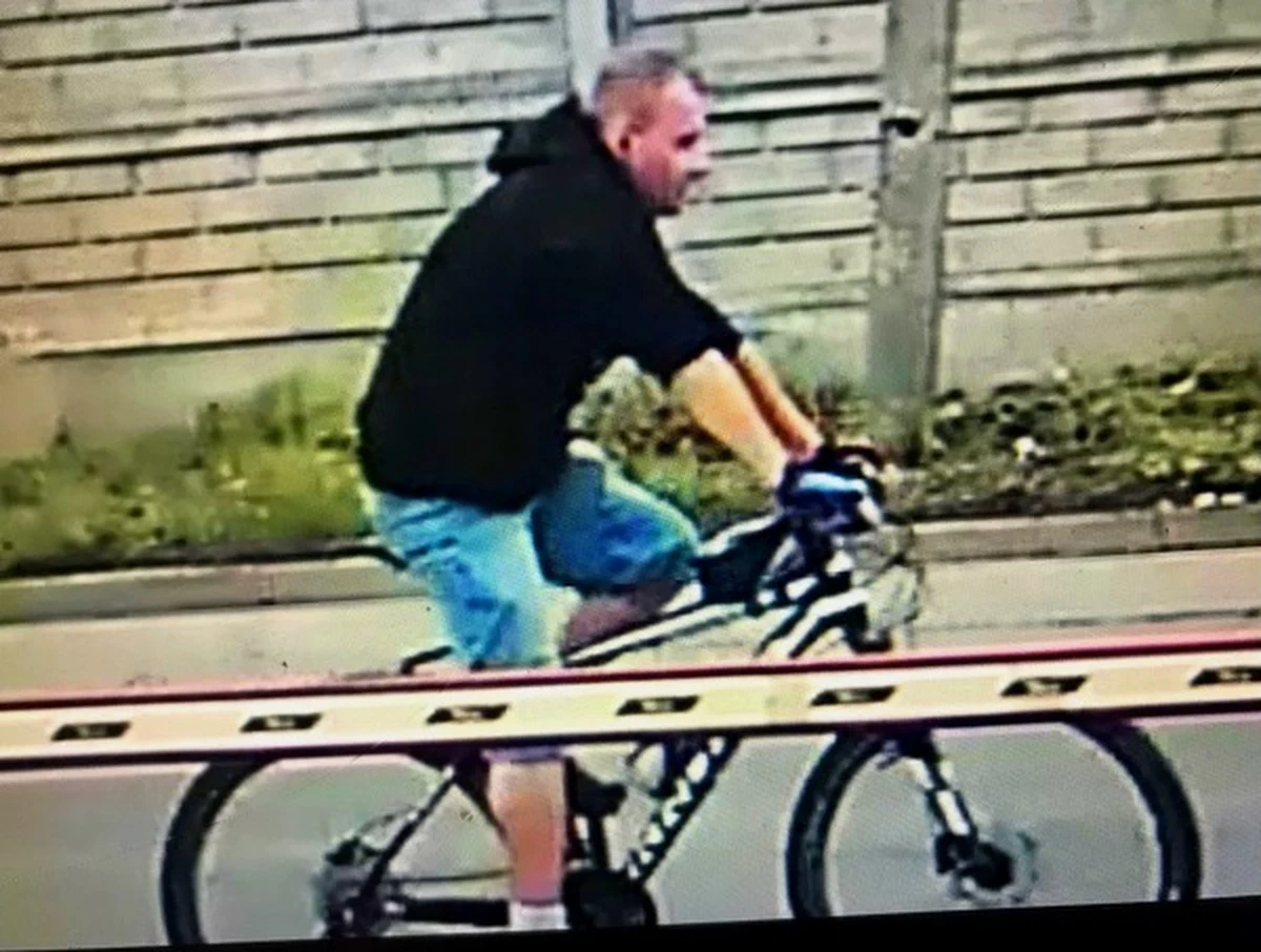 Policjanci z Chorzowa szukają mężczyzny, który 19 lipca zaatakował 68-letnią mieszkankę miasta. Funkcjonariusze opublikowali wizerunek napastnika. 