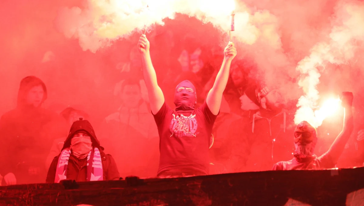 Fakt, że nie tylko w polskich klubach często władzę przejmują kibice nikogo już nie dziwi. Dziennikarz Szymon Jadczak w "Superwizjerze” dowodzi, że bezpośredni wpływ na Wisłę Kraków mają gangsterzy. Klub protestuje, ale wstrząsających doniesień nie dementuje.