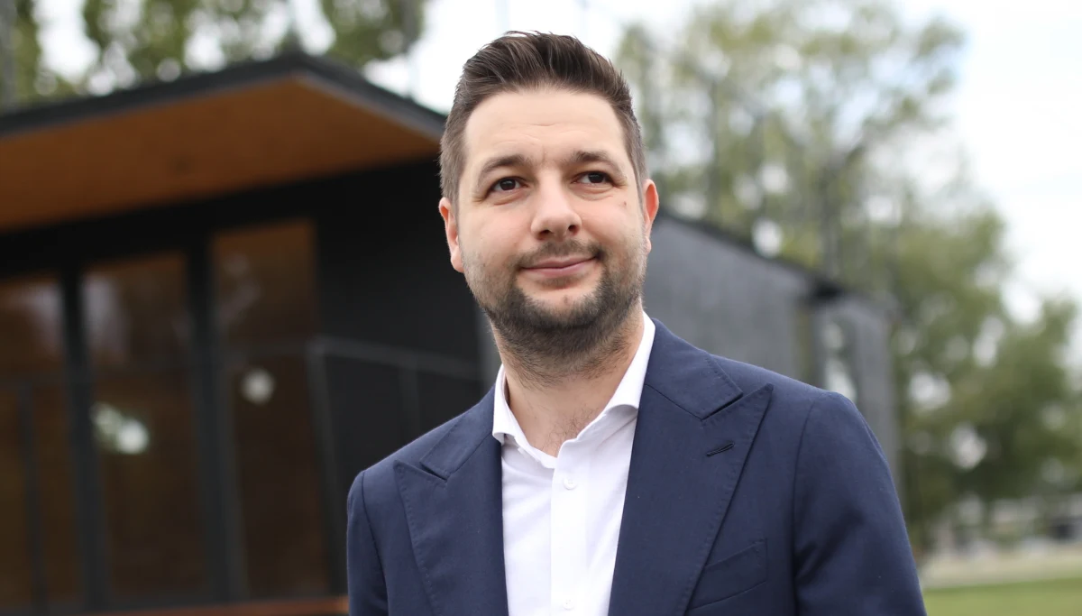 ​Biorę urlop bezpłatny w Ministerstwie Sprawiedliwości aż do czasu zakończenia kampanii wyborczej - powiedział PAP wiceminister sprawiedliwości, kandydat Zjednoczonej Prawicy na prezydenta Warszawy Patryk Jaki. Dodał, że urlop rozpocznie po czwartkowym posiedzeniu komisji weryfikacyjnej.