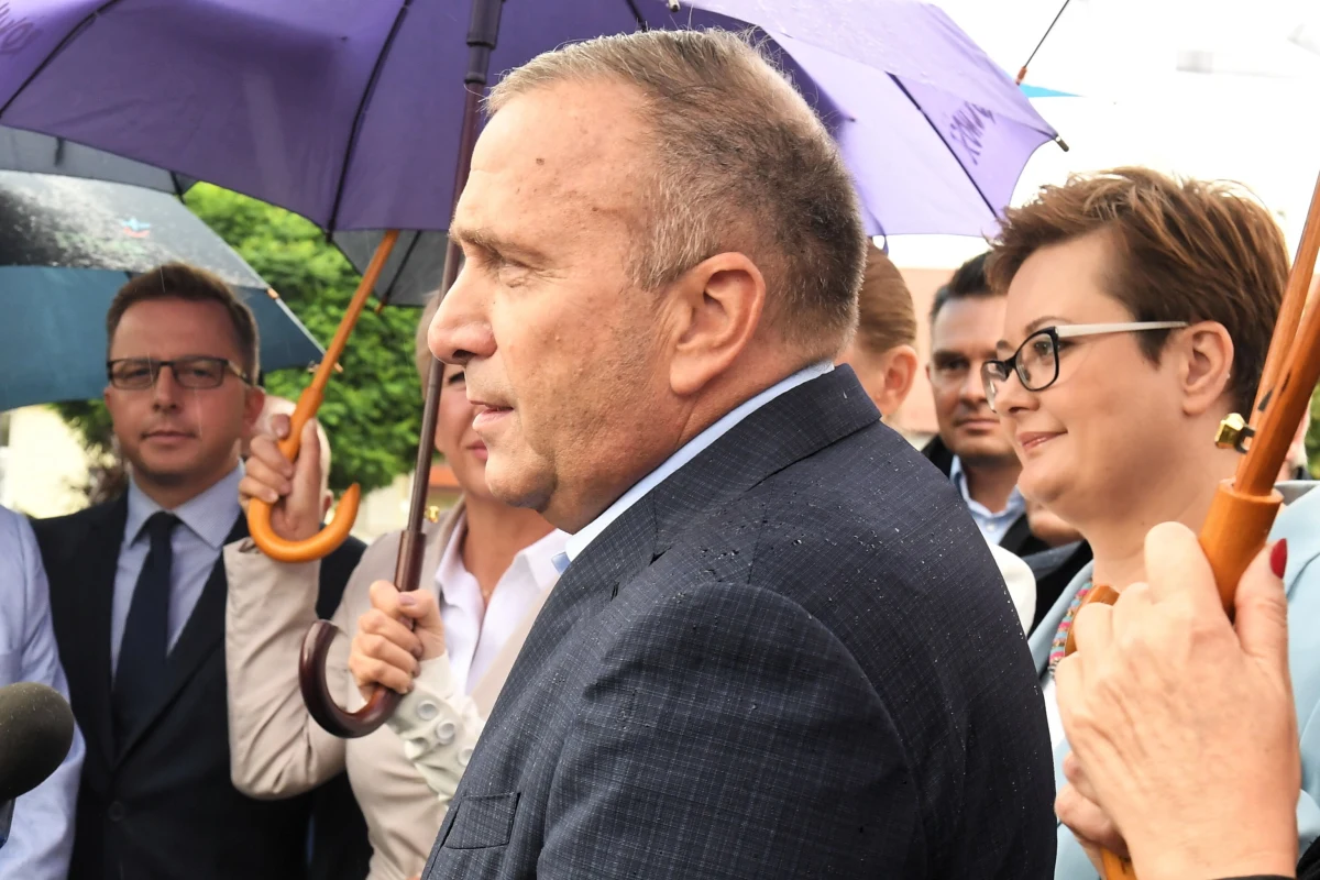 ​Lider PO Grzegorz Schetyna nie wykluczył w niedzielę podjęcia kroków prawnych ws. wypowiedzi premiera Mateusza Morawieckiego nt. braku inwestycji w infrastrukturę lokalną za rządów PO-PSL. Słowa szefa rządu nazwał "kampanią kłamstw". Kłamią rano, po południu i wieczorem - uważa szef PO.