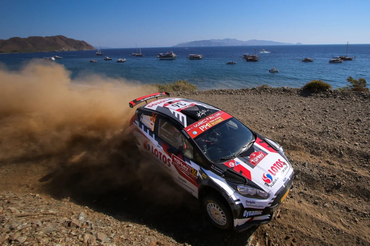 ​Podczas finałowego etapu Rajdu Turcji Kajetan Kajetanowicz i Maciej Szczepaniak ponownie zaprezentowali swoje mistrzowskie tempo, nie dając żadnych szans konkurentom. Załoga LOTOS Rally Team wygrała wszystkie odcinki specjalne ostatniego etapu w kategorii WRC2, uzyskując znakomite czasy w klasyfikacji generalnej! W trwającym cztery dni rajdzie Polacy wygrali największą liczbę prób w swojej klasie (9 z 17), pomimo dwukrotnej awarii wspomagania układu kierowniczego. Udowodnili, że gdy nie muszą zmagać się z problemami technicznymi, potrafią wygrywać z załogami samochodów fabrycznych i walczyć o zwycięstwo. 