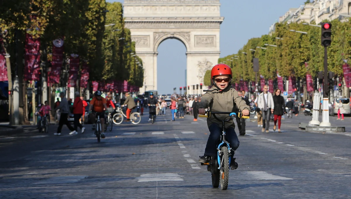 ​Niedziela w Paryżu była dorocznym dniem bez samochodu. Dzień taki zorganizowano po raz czwarty, ale po raz pierwszy rzeczywiście obowiązywał zakaz ruchu dla wszystkich niemal samochodów w administracyjnych granicach miasta.