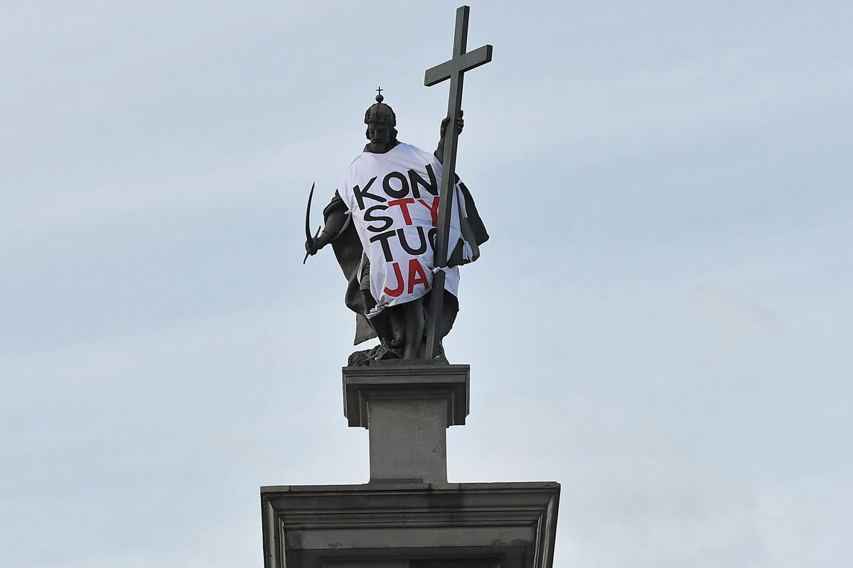​Figura króla Zygmunta III Wazy stojąca na kolumnie na Placu Zamkowym została ubrana w koszulkę z napisem "Konstytucja" przez uczestników demonstracji zorganizowanej przez Komitet Obrony Demokracji. Demonstranci około godziny 15:00 zebrali się na pl. Powstańców Warszawy skąd przeszli na Plac Zamkowy. Tam za pomocą wysięgnika, na figurę króla założyli koszulkę z napisem "Konstytucja". W marszu uczestniczyło kilkaset osób, którzy mieli ze sobą flagi Polski, Unii Europejskiej i z logo KOD. Część protestujących trzymała egzemplarze Konstytucji RP.
