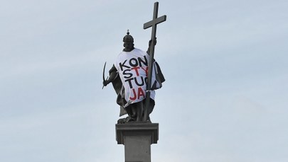 Warszawa: Figura Zygmunta III Wazy w koszulce z napisem "Konstytucja"