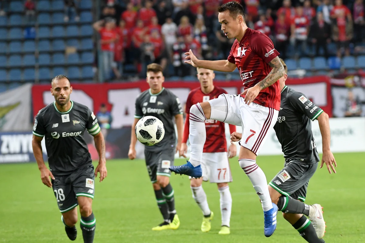 ​Legia Warszawa pokonała Lecha Poznań 1:0 w klasyku polskiej ekstraklasy i awansowała na szóste miejsce w tabeli. Liderem po 8. kolejce jest Wisła Kraków. W ostatnich sezonach spotkania tych zespołów zazwyczaj decydowały o tytule bądź miały duży wpływ na losy ligowej rywalizacji. W tym sezonie jeszcze może być podobnie, ale póki co apetyty i ambicje obu klubów nie były zaspokojone. Oba szybko odpadły z europejskich pucharów, Legia do tego od początku sezonu traciła punkty w lidze, a "Kolejorz" zaczął od czterech zwycięstw, ale w trzech kolejnych meczach powiększył dorobek ledwie o punkt, a w stolicy nie przerwał złej passy.