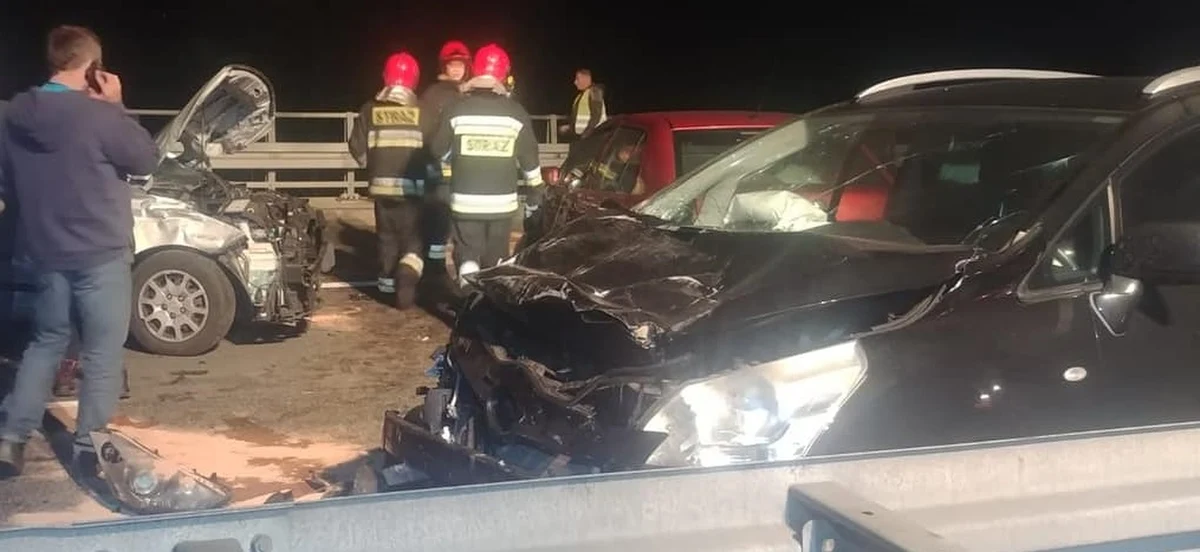 Jedna osoba nie żyje, a 7 jest w szpitalach po karambolu, do którego doszło w niedzielę późnym wieczorem na drodze ekspresowej S1 w Jaworznie w Śląskiem. Prawdopodobną przyczyną był gęsty dym, który utrudniał widoczność do tego stopnia, że auta zaczęły na siebie najeżdżać. 