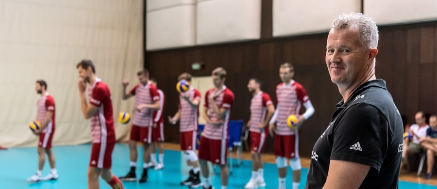 Polskich siatkarzy czeka dziś pierwszy poważny sprawdzian w odbywających się w Bułgarii i Włoszech mistrzostwach świata. Broniący tytułu biało-czerwoni zmierzą się z Irańczykami. 