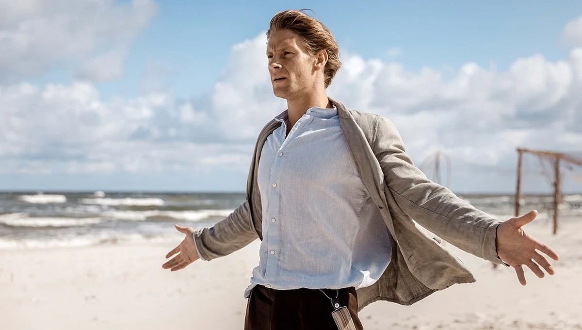 Wieczorem podczas uroczystej gali otwarcia pokaz "Kamerdynera" w reżyserii Filipa Bajona rozpocznie 43. Festiwal Polskich Filmów Fabularnych w Gdyni. Będzie to jednocześnie pierwszy pokaz Konkursu Głównego. "To jest film o takim kundlu. O chłopaku, który nie wie, kim jest. Czy jest synem koniuszego czy może jednak barona? Czy jest Kaszubem, Polakiem, a może Niemcem?" - mówi w RMF FM o swoim bohaterze grający główną rolę Sebastian Fabijański. 
