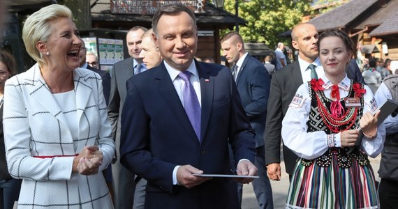 Prezydenci Polski i Stanów Zjednoczonych podpiszą w Waszyngtonie deklarację o pogłębieniu współpracy. We wtorek Andrzej Duda spotka się w Białym Domu z Donaldem Trumpem. Jednym z najważniejszych elementów podpisanej deklaracji ma być m.in. współpraca energetyczna. Prezydenci Trump i Duda mają zobowiązać się do wspólnego zwalczania projektów energetycznych szkodliwych dla Polski.