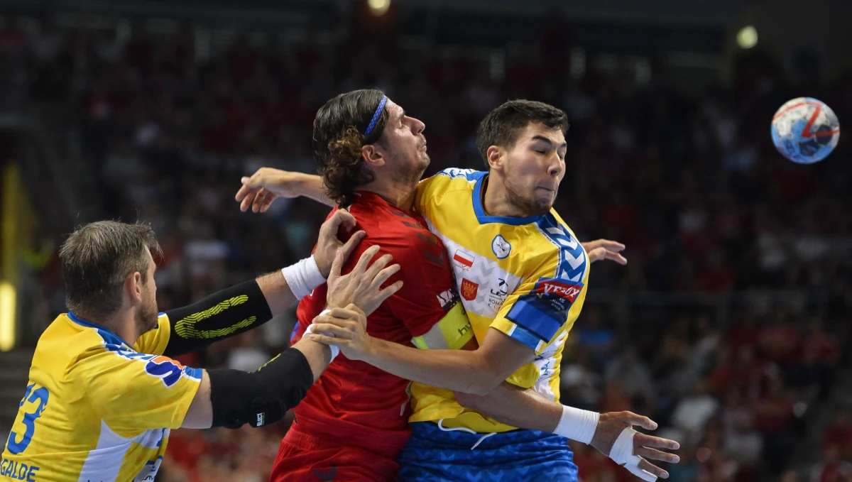 Dwóm polskim klubom - PGE Vive Kielce i Orlen Wisła Płock grożą kary za to, że w trakcie weekendowych spotkań zakleiły logo sponsora Ligi Mistrzów, czyli rosyjskiego gazociągu Nord Stream 2. Europejska Federacja Piłki Ręcznej analizuje sytuację z weekendu. "Badamy sprawę, nie podjęliśmy jeszcze wiążących decyzji" - usłyszeliśmy w wiedeńskiej centrali federacji.