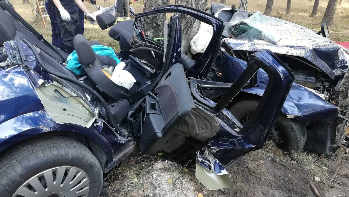 Lekarzom nie udało się uratować 26-latki rannej w wypadku na trasie Bytnica-Głębokie w Lubuskiem. W sobotę Ford Mondeo z młodym małżeństwem w środku uderzył w drzewo. 27-letni kierowca zginął na miejscu, a jego 26-letnia pasażerka została ranna i zakleszczona w pojeździe.