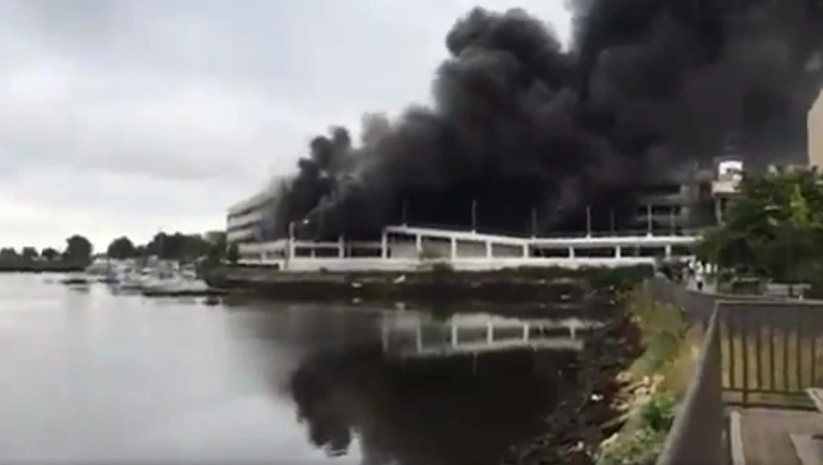 Ogromny pożar na terenie parkingu centrum handlowego Kings Plaza na Brooklynie w Nowym Yorku. Płoną samochody znajdujące się na dwóch piętrach garażu. Na miejsce wysłano około 200 strażaków. Lokalne media informują, że już kilkanaście osób - głównie strażaków - wymagało pomocy z powodu zatrucia dymem. Teren wokół budynku został zamknięty.