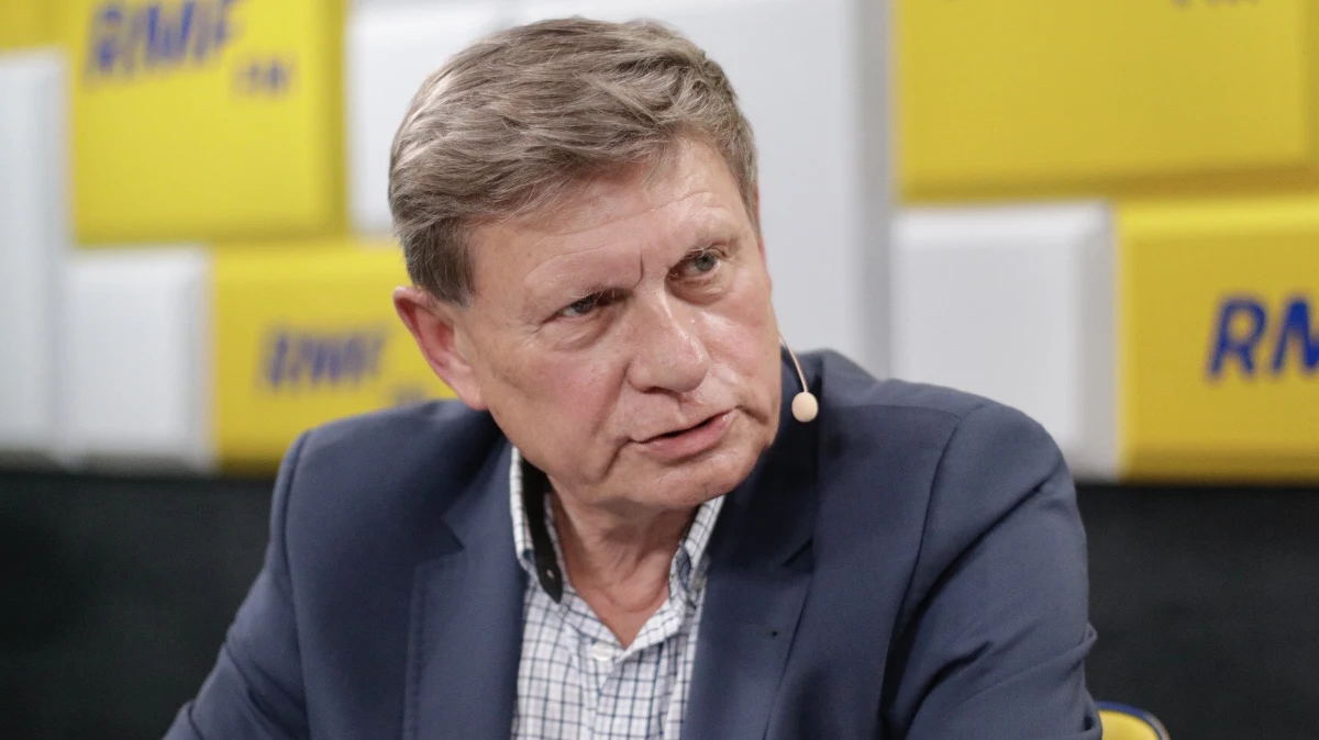 "Gdyby było wcześniejsze zobowiązanie, że nie będzie całego pasma nieprzerwanych kłamstw" - tak prof. Leszek Balcerowicz odpowiedział w Popołudniowej rozmowie w RMF FM na pytanie, czy byłby gotów przystąpić do polityczno-gospodarczej debaty z premierem Mateuszem Morawieckim. Następnie zaś wyjaśnił, o jakie kłamstwa chodzi: "Dotyczące albo elementarnych faktów, że jakoby poprzednicy PiS-u niczego nie zbudowali, jak i bardziej wyrafinowane czy perfidne: np. haniebna - to trzeba powiedzieć - kampania Morawieckiego i PiS-u, która polegała na tym, że wyciągnęli faktyczny lub rzekomy przypadek jakiegoś ekscesu sędziego i uogólnili to na wszystkich sędziów, nazywając ich zdrajcami i złodziejami. Z takim człowiekiem nie będę debatować".