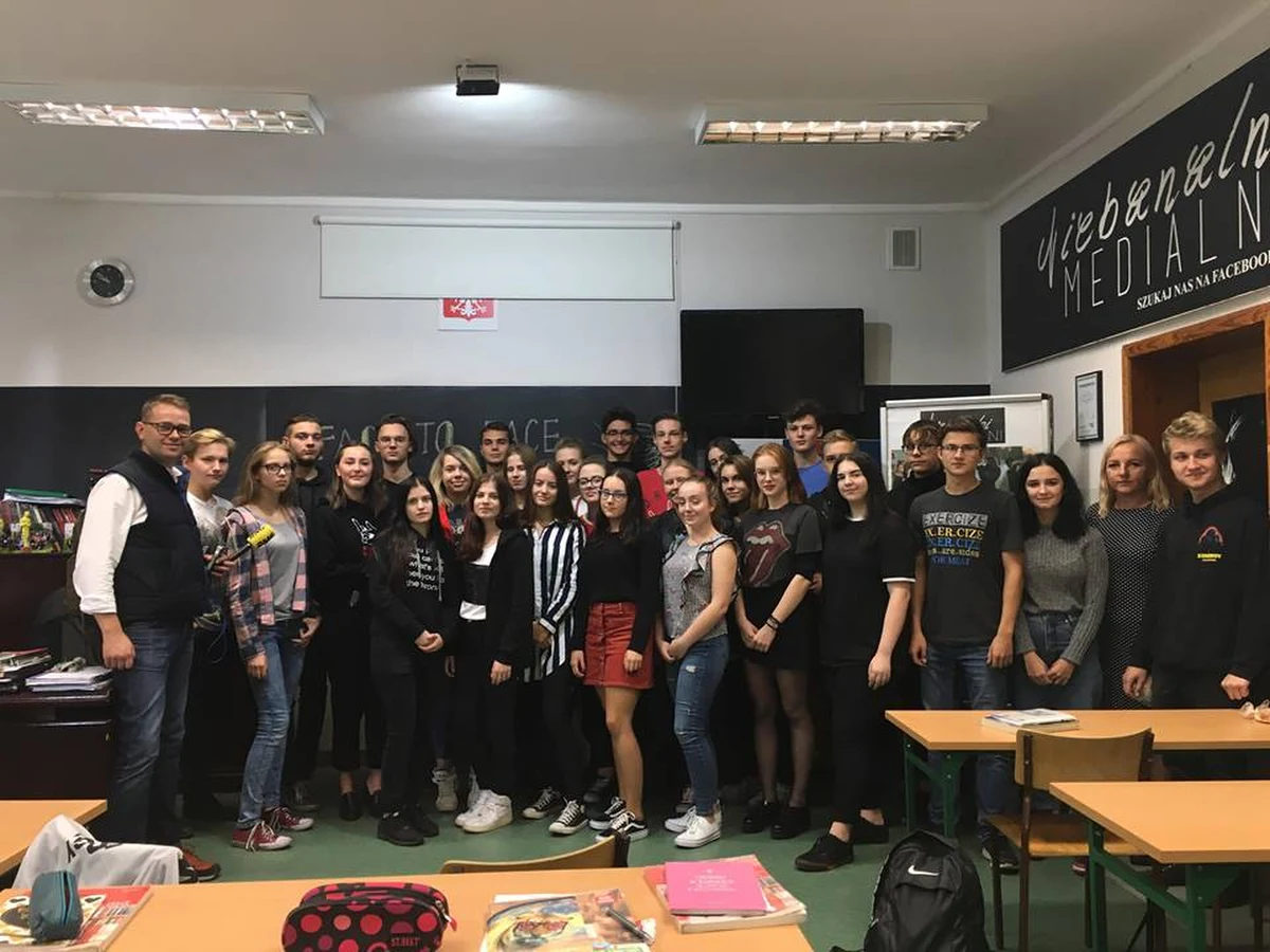 Licealiści z Piły w Wielkopolsce startują z wyjątkowym projektem. Chcą pomóc swoim rówieśnikom i młodszym dzieciom w afrykańskiej Ugandzie. Najpierw przez internet. Zamierzają się z nimi regularnie łączyć i przekazywać im wiedzę o Polsce i Europie. Mają też nadzieję, że dzięki swojej akcji podszlifują wiedzę o Afryce. Na wirtualnych lekcjach między kontynentami nie zamierzają jednak poprzestać. Uczniowie z Zespołu Szkół nr 1 im Stanisława Staszica w Pile, robią też internetową zrzutkę. Za zebrane pieniądze chcą wybudować sierociniec w mieście Budaka w Ugandzie. 