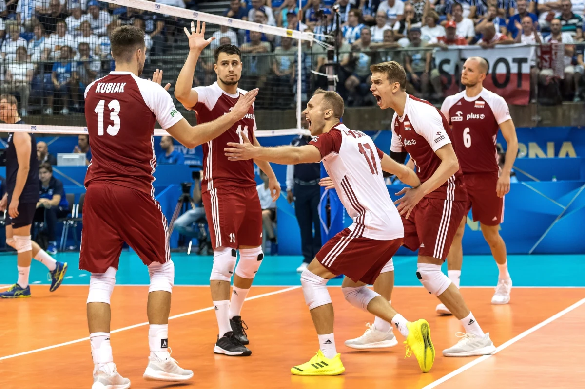 Spotkania Polaków i Irańczyków w ostatnich latach bardzo często kończyły się dopiero po pięciu setach. Tym razem było inaczej. Biało-czerwoni po bardzo dobrym meczu pewnie wygrali z Irańczykami 3:0. To oznacza, że Polacy zostali liderami grupy D mistrzostw świata.
