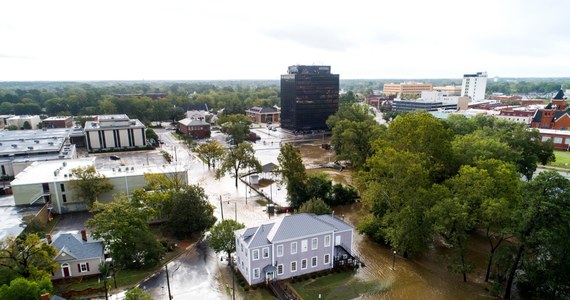 Co najmniej 20 osób zginęło już w amerykańskim stanie Karolina Północna, przez który przechodzi tropikalna burza Florence - poinformowała Associated Press. Najgorsza sytuacja jest w mieście Wilmington, które niemal całkowice zostało zalane przez ulewne deszcze.
